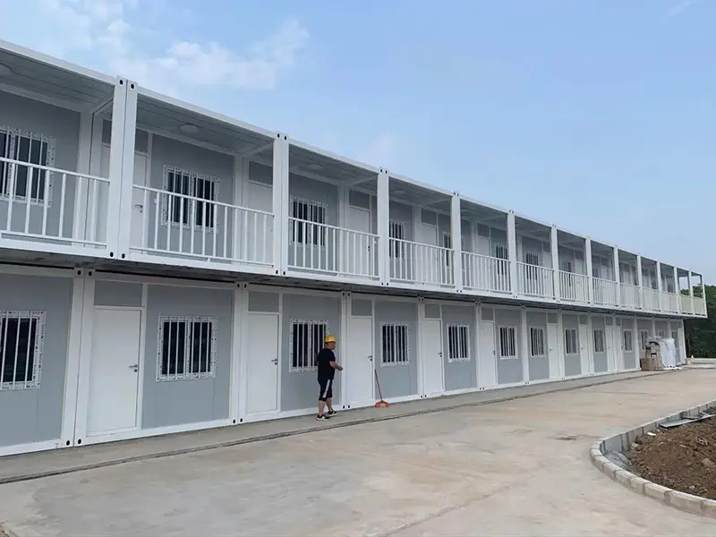 ¿Se puede construir una casa de contenedores plegables en un terreno desigual?